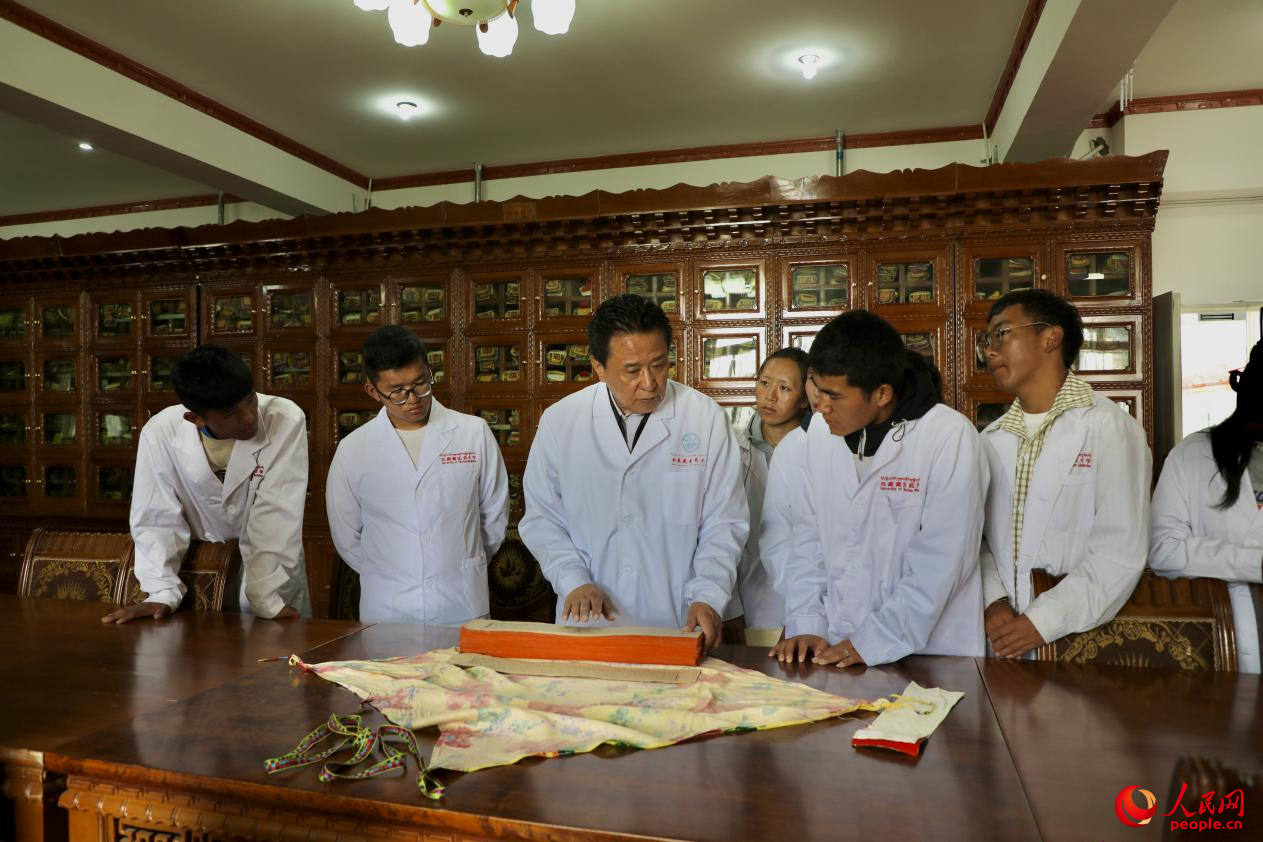 西藏藏醫(yī)藥大學(xué)校長米瑪（左三）正在進(jìn)行授課。人民網(wǎng)記者 次仁羅布攝