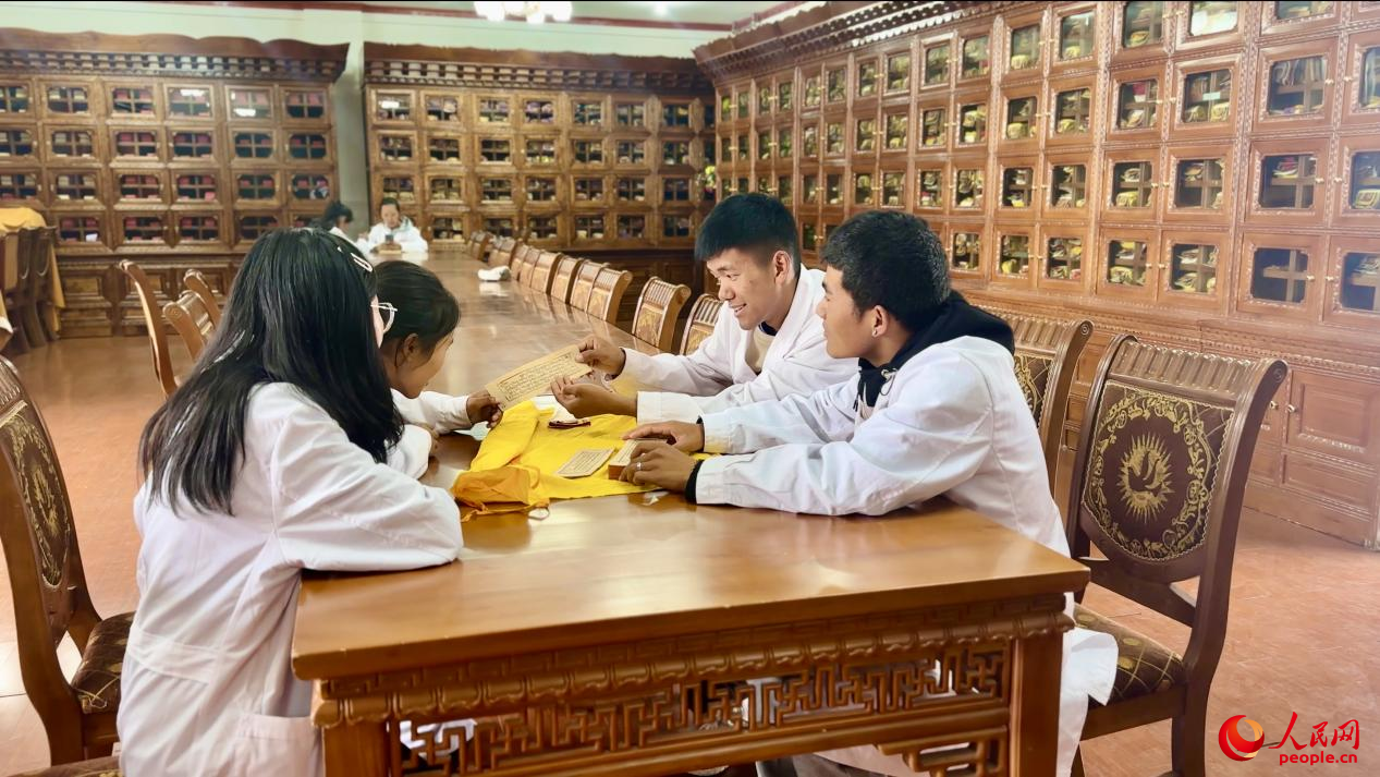 西藏藏醫(yī)藥大學(xué)學(xué)生正在上課。人民網(wǎng)記者 次仁羅布攝