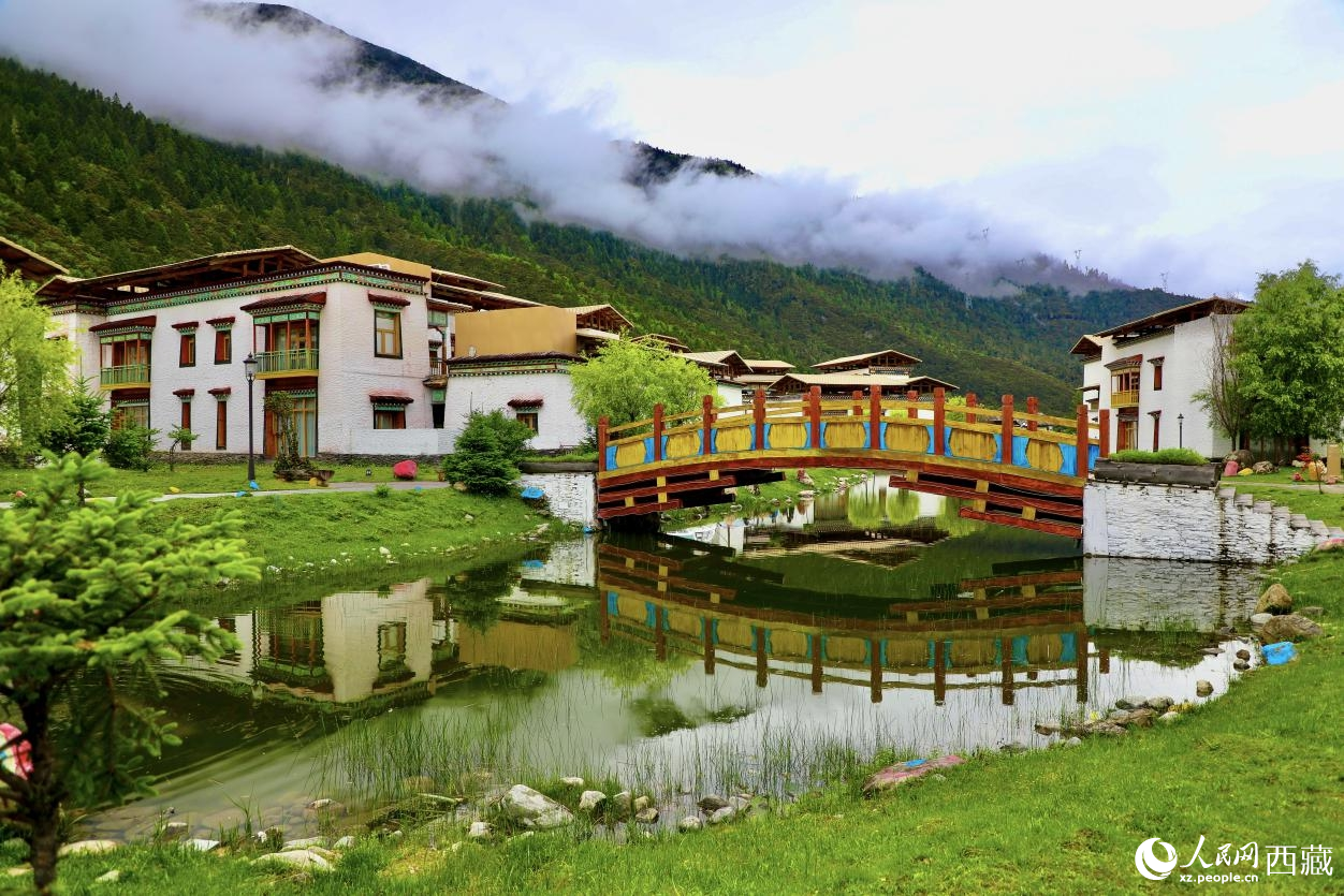 圖為魯朗小鎮(zhèn)一角。