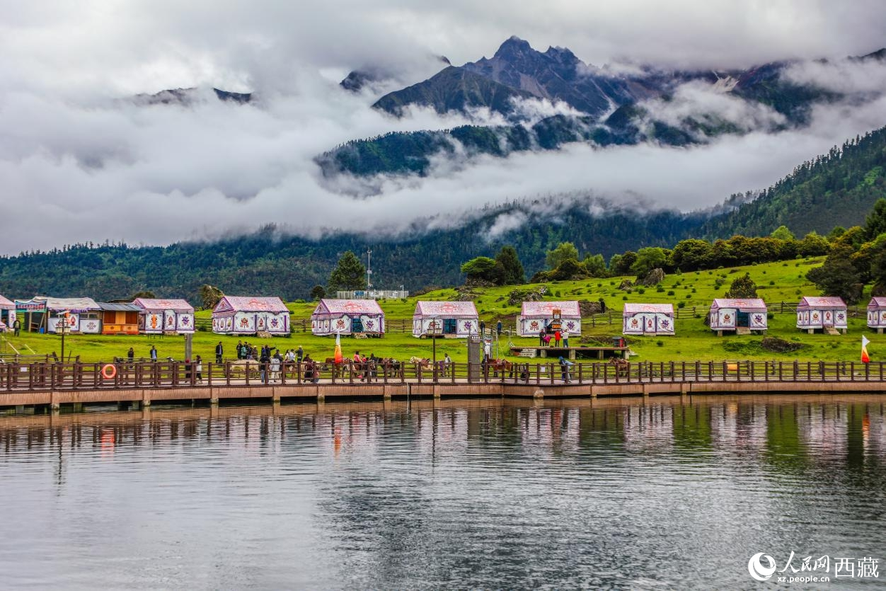 圖為被云霧環(huán)繞中的魯朗小鎮(zhèn)。