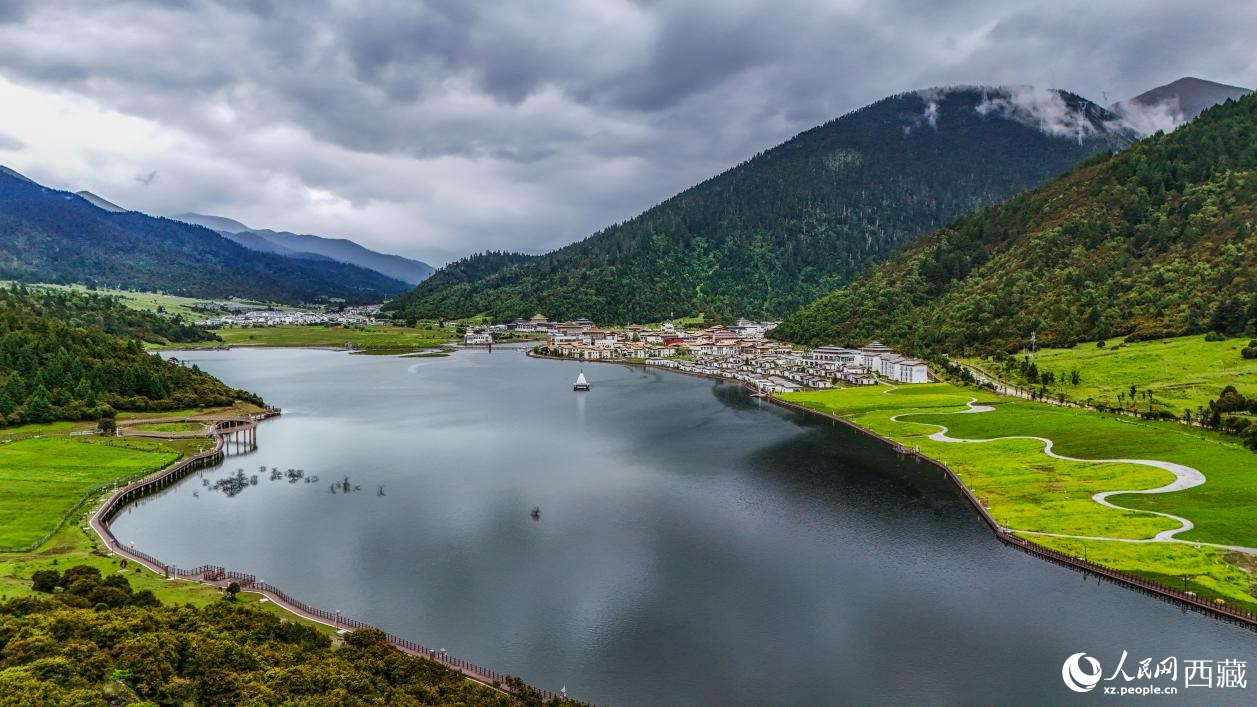 圖為航拍魯朗小鎮(zhèn)和貢措湖風(fēng)光。