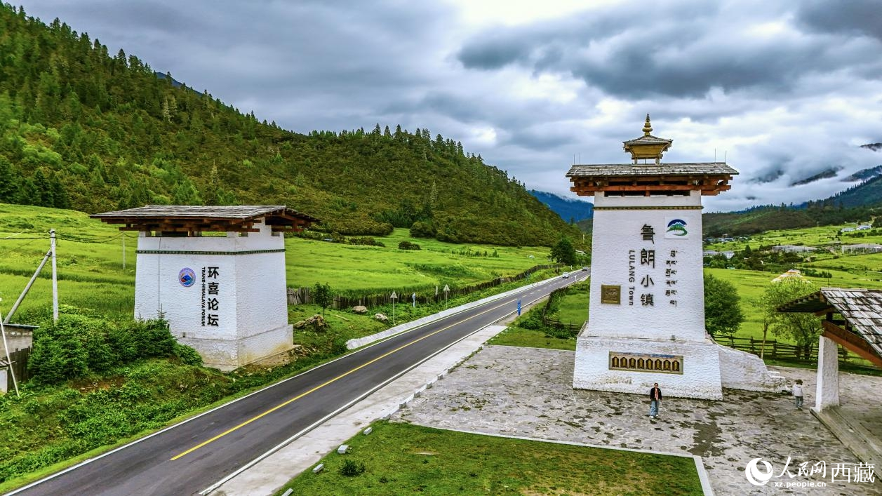 圖為魯朗小鎮(zhèn)一角。