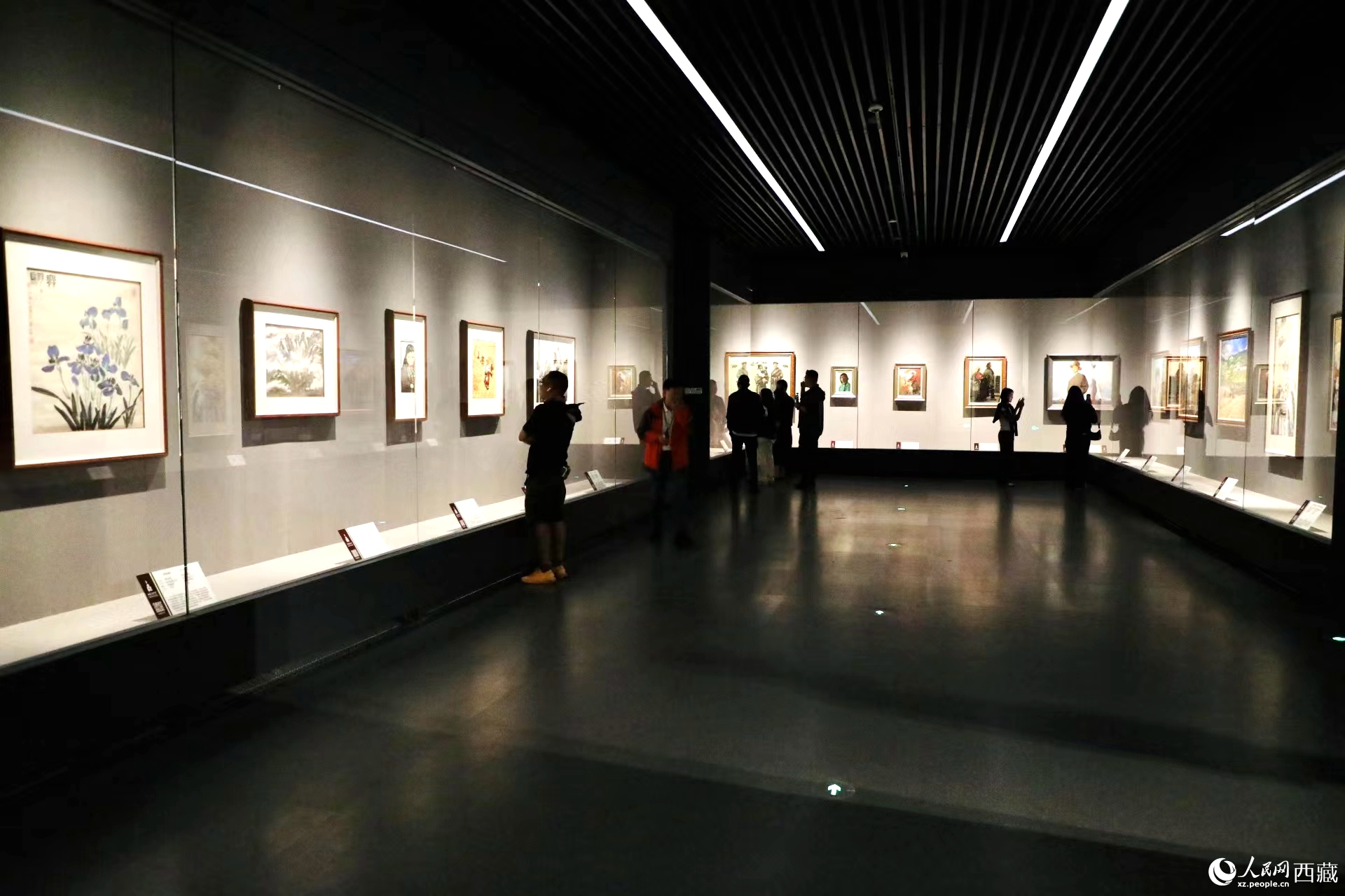 游客觀賞館內(nèi)美術(shù)作品。