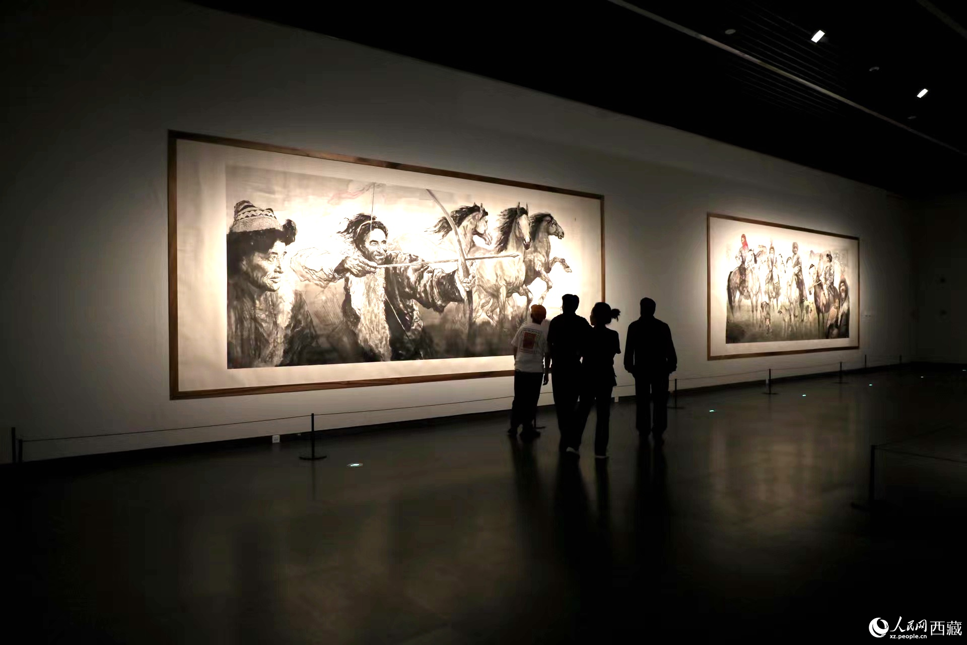 游客觀賞館內(nèi)美術(shù)作品。