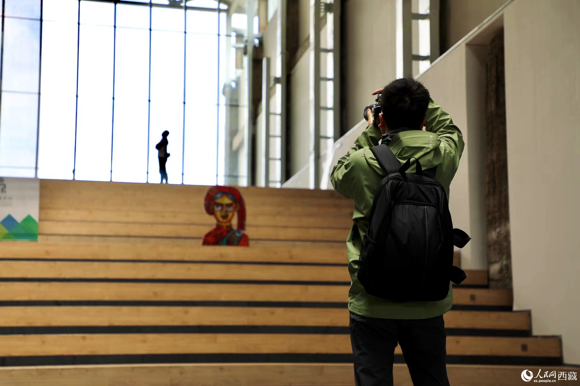 游客在館內打卡拍照。