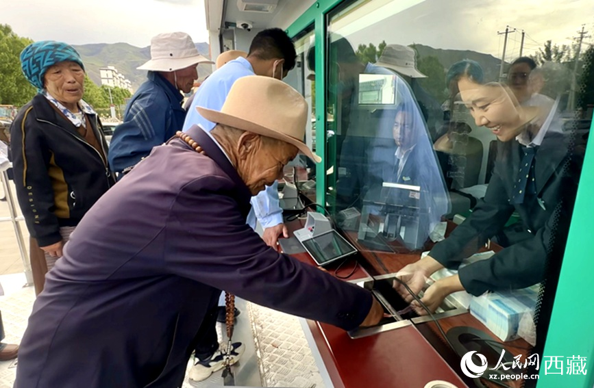 圖為山南市乃東區(qū)集中供養(yǎng)中心老人正在金融服務(wù)流動(dòng)車(chē)辦理業(yè)務(wù)。人民網(wǎng)記者 次仁羅布攝