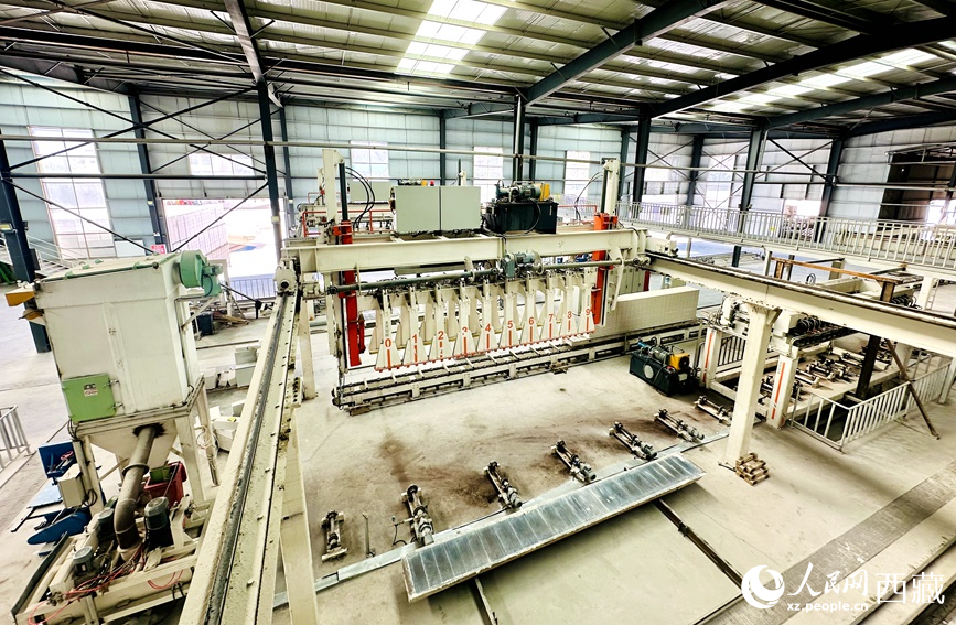 圖為西藏眾源建材集團(tuán)有限公司全智能化數(shù)字化蒸壓加氣混凝土制品生產(chǎn)線。人民網(wǎng)記者 次仁羅布攝