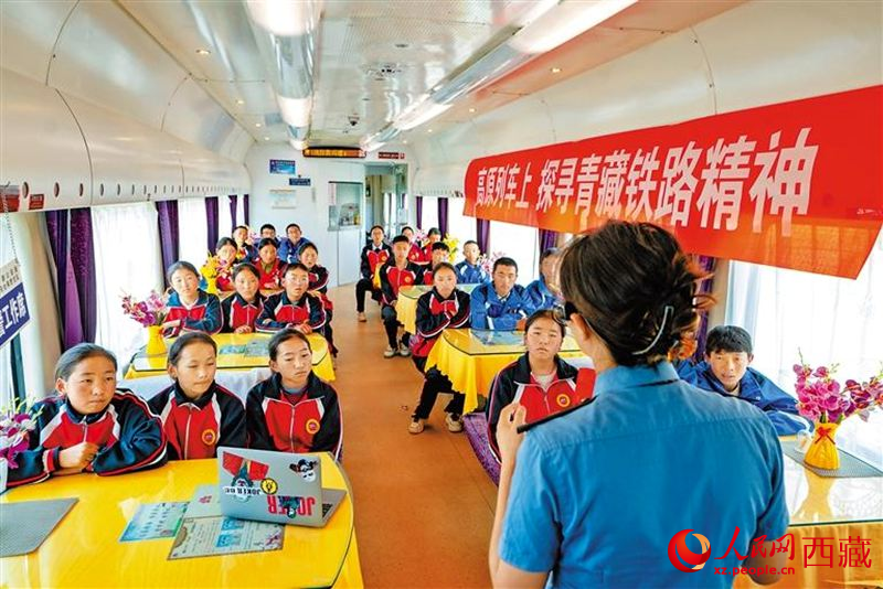 思政課上，孩子們聚精會神地聽講。人民日報(bào)記者 徐馭堯攝