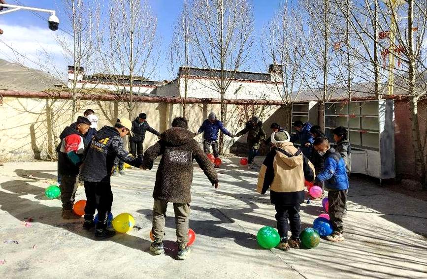 圖為開展“真情暖童心 關愛伴成長”主題活動現(xiàn)場