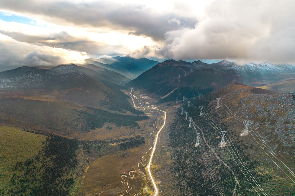 500千伏藏中聯(lián)網(wǎng)工程色季拉山鐵塔風(fēng)光。趙清鵬攝