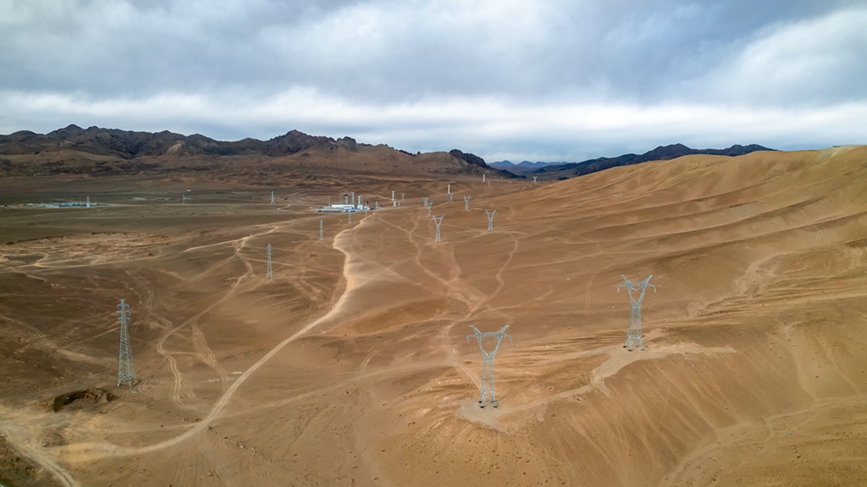 阿里地區(qū)首套電網(wǎng)側(cè)帶超容構(gòu)網(wǎng)型SVG工程全景。趙清鵬攝