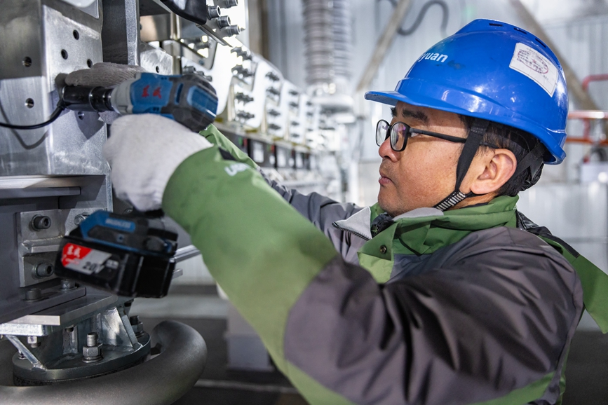 阿里地區(qū)首套電網(wǎng)側(cè)帶超容構(gòu)網(wǎng)型SVG工程現(xiàn)場工作人員正在進行投運前螺栓緊固工作。趙清鵬攝