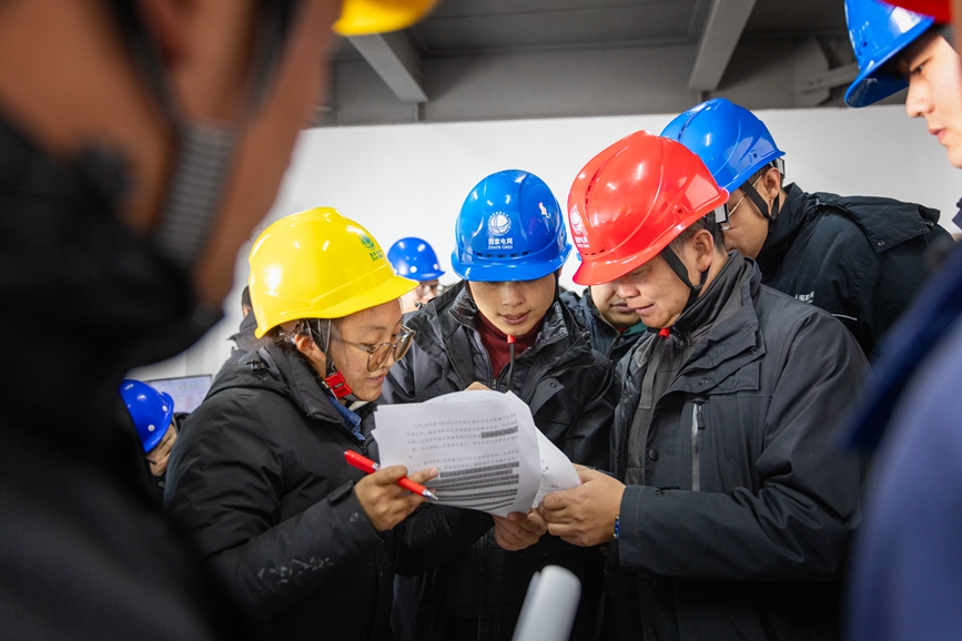 阿里地區(qū)首套電網(wǎng)側(cè)帶超容構(gòu)網(wǎng)型SVG工程現(xiàn)場(chǎng)運(yùn)維人員正在進(jìn)行投運(yùn)操作。趙清鵬攝