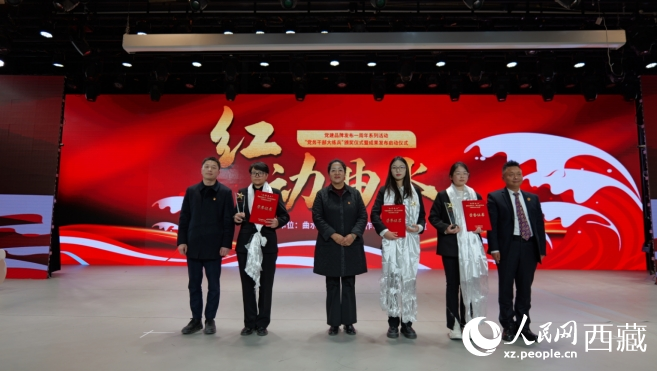 出席活動(dòng)領(lǐng)導(dǎo)為獲獎(jiǎng)代表頒發(fā)獎(jiǎng)杯和證書。人民網(wǎng)記者 郝潔攝