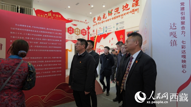 出席活動(dòng)領(lǐng)導(dǎo)嘉賓觀看線下展覽。人民網(wǎng)記者 郝潔攝