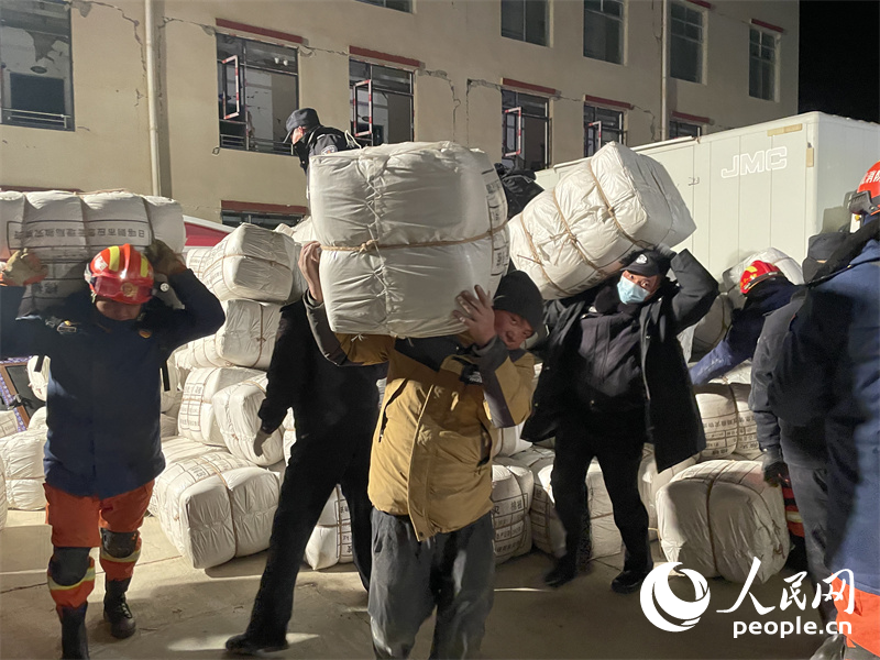 　工作人員正在整理剛剛運(yùn)抵的救災(zāi)物資。人民網(wǎng)記者 郝潔攝　