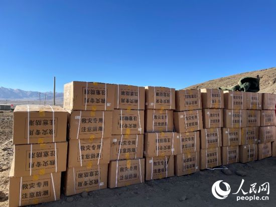 救災物資抵達長所鄉(xiāng)古榮村。人民網(wǎng)記者 郝潔攝