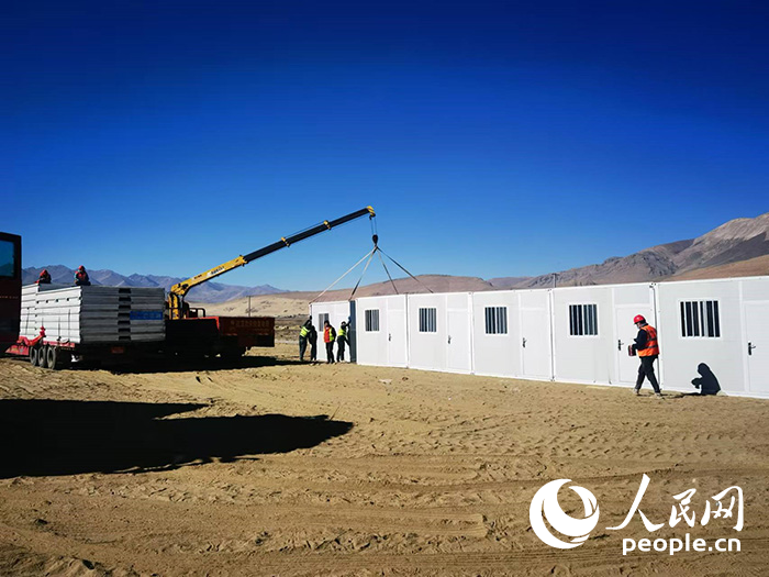 1月9日，在日喀則市定日縣長所鄉(xiāng)森嘎村安置點，工作人員抓緊搭建移動板房，確保受災群眾溫暖過冬。人民網(wǎng)記者 吳雨仁攝