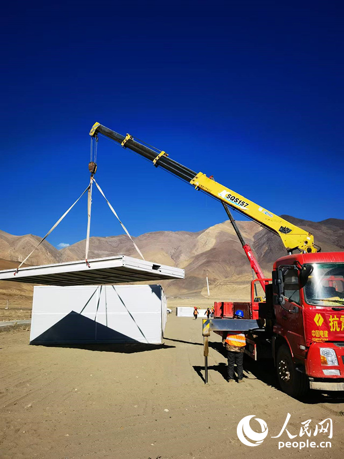 1月9日，日喀則市定日縣長所鄉(xiāng)森嘎村安置點正在吊裝板房。人民網(wǎng)記者 吳雨仁攝