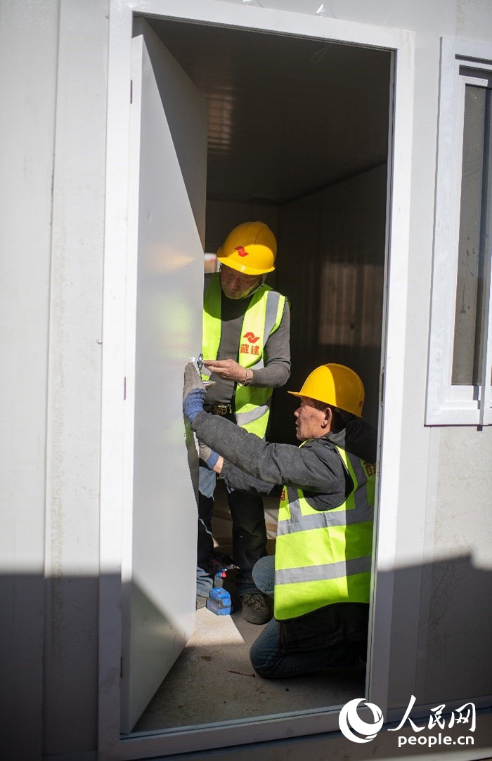 1月9日，在日喀則市定日縣長所鄉(xiāng)古榮村安置點，施工人員正在抓緊搭建移動板房，確保受災群眾溫暖過冬。人民網(wǎng)記者 翁奇羽攝