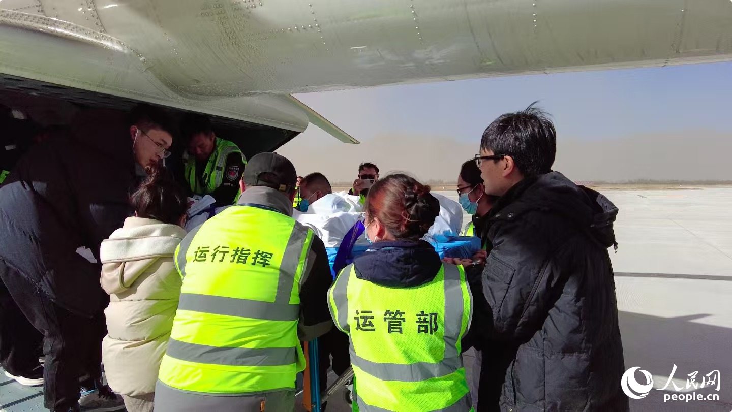 多方工作人員將受傷女童安全轉(zhuǎn)移。周航攝