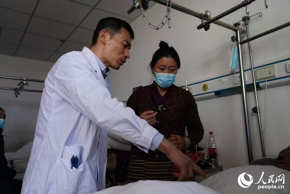 醫(yī)生在巡查。人民日報記者 徐馭堯攝