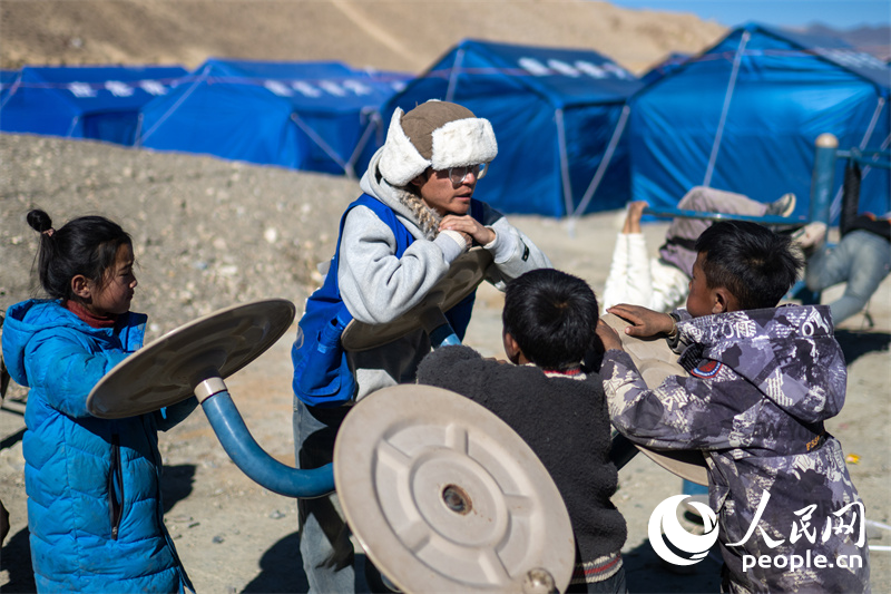 西藏星光社會工作服務(wù)中心社工久米旦增通過聊天談心，對孩子們進(jìn)行災(zāi)后心理疏導(dǎo)。人民網(wǎng)記者 翁奇羽攝