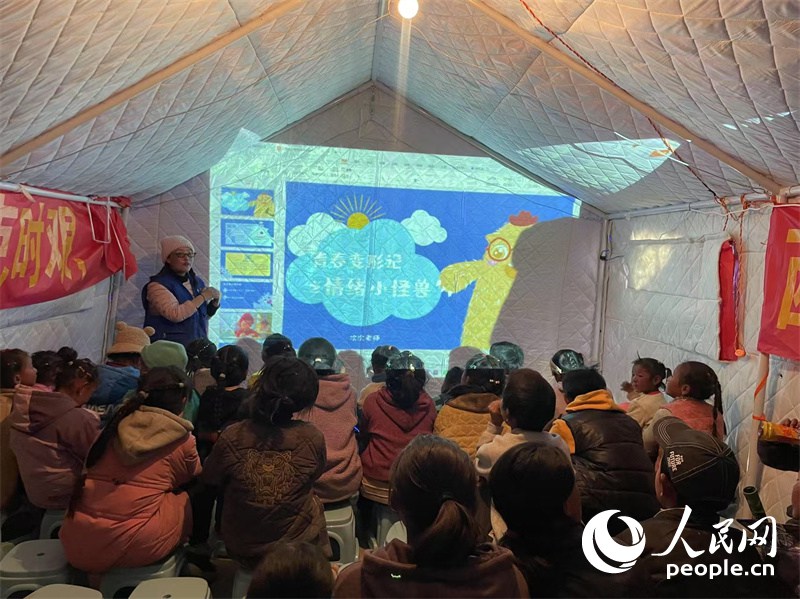 社工次旦拉姆以“青春變形記之情緒小怪獸”為主題給塘仁村孩子們講課。人民網(wǎng)記者 郝潔攝