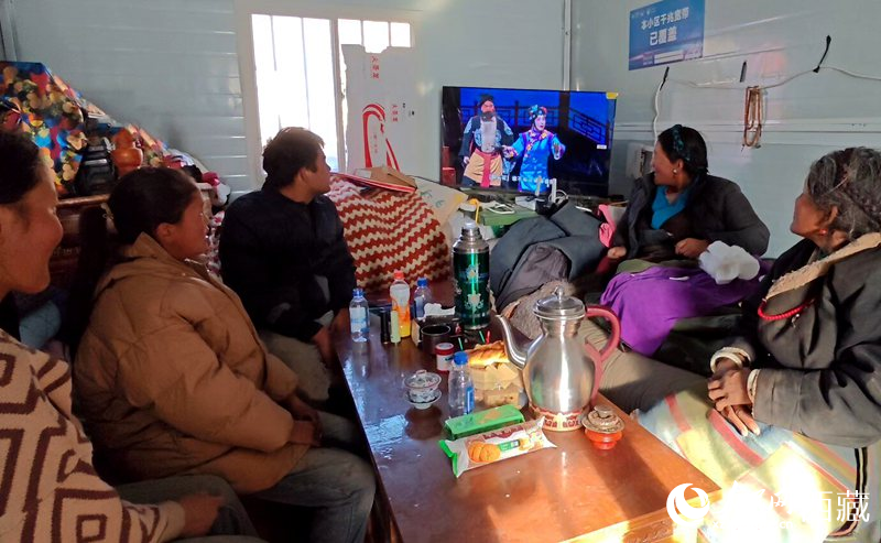 群眾在安置點(diǎn)板房?jī)?nèi)看電視。人民網(wǎng)記者 吳雨仁攝