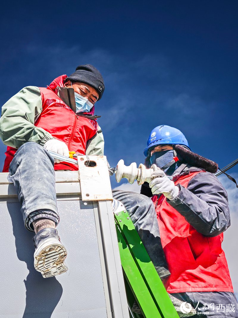 國(guó)網(wǎng)日喀則共產(chǎn)黨員服務(wù)隊(duì)隊(duì)員檢查板房線路。人民網(wǎng)記者 吳雨仁攝