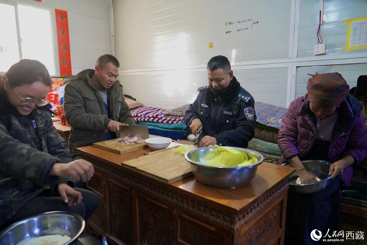 熱木青村安置點，鄉(xiāng)干部和村民們一起包餃子。