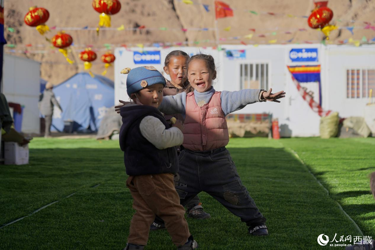 熱木青村安置點，孩子們在玩游戲。