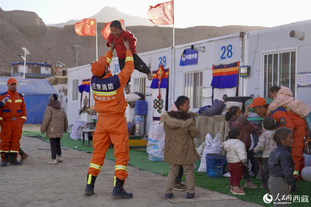 熱木青村安置點，消防員們同孩子們嬉戲玩耍。