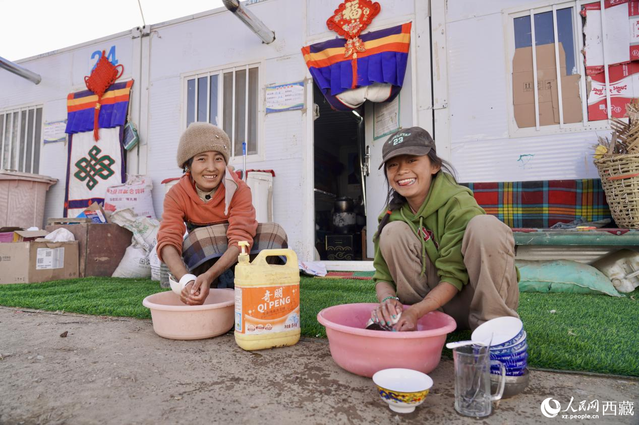 熱木青村安置點，群眾為新年的到來準(zhǔn)備。