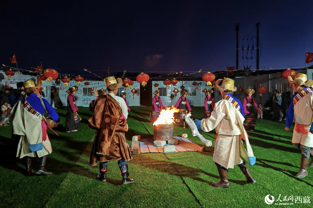 轄措村安置點，群眾搭起篝火跳起鍋莊，迎接新年到來。