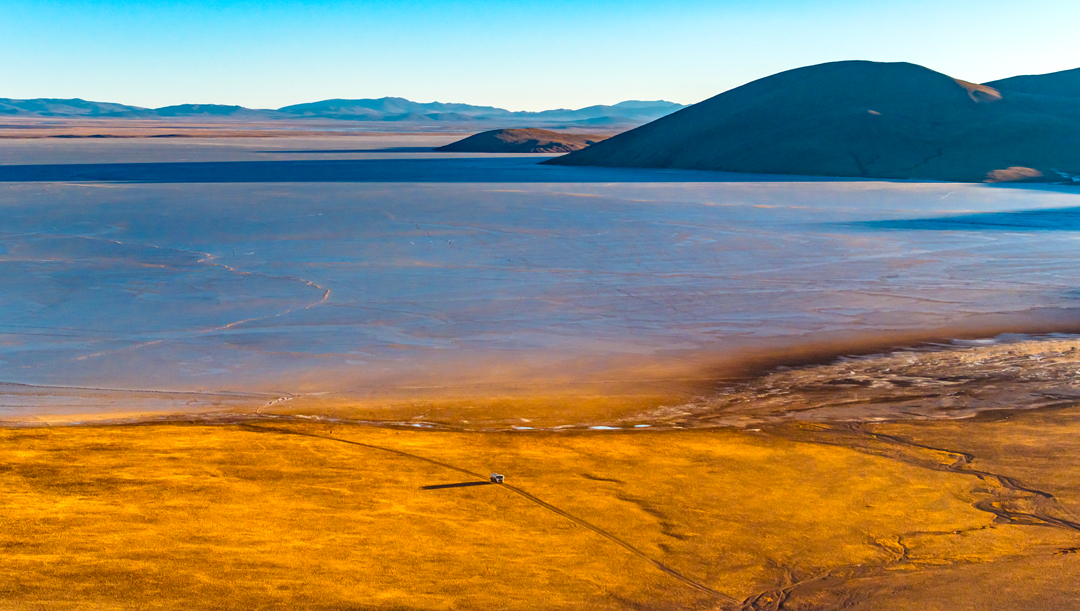 索旺的小額配送車輛在湖邊行駛。呂殿杰攝