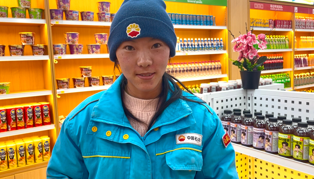 00后員工桑旦卓瑪在便利店值班。呂殿杰攝