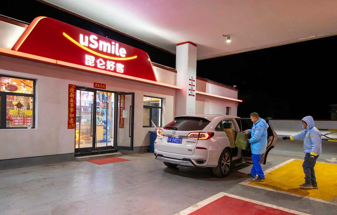 雙湖加油站經(jīng)理索旺（左）與員工桑珠踏上救援路。呂殿杰攝