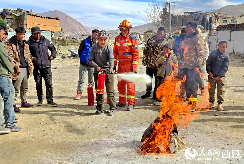 消防救援人員在安置點組織開展滅火實戰(zhàn)演練。人民日報記者 徐馭堯攝