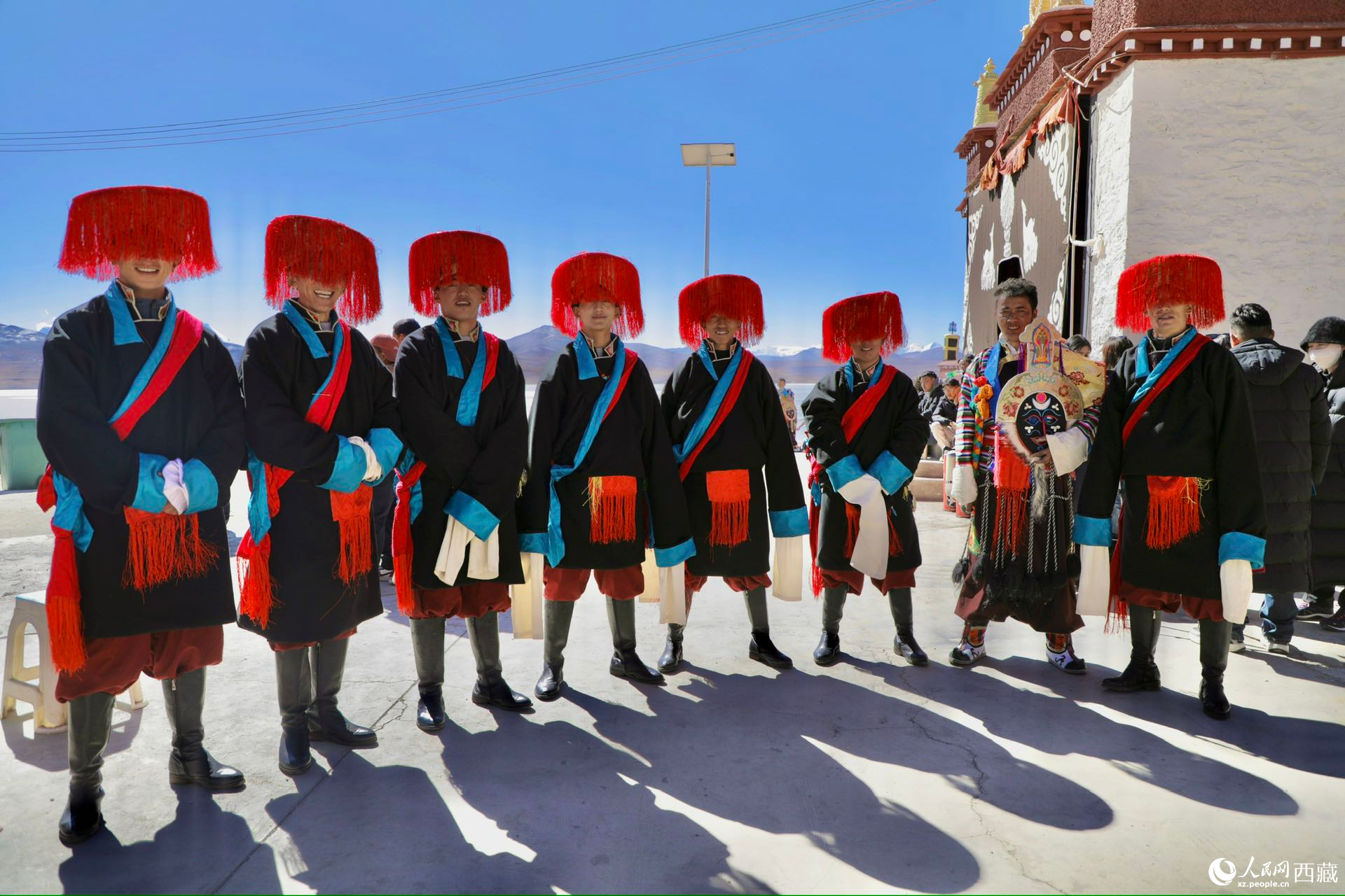 羊卓服飾：藏裝是藏文化元素之一，不同服裝延續(xù)了不同區(qū)域的獨(dú)特文化魅力。當(dāng)羊卓兒女身著羊卓服飾跳起歡快的羊卓姜諧的時(shí)候，他們便是羊卓雍措湖畔最為獨(dú)特的風(fēng)景。2009年被列入為第三批自治區(qū)級(jí)非物質(zhì)文化遺產(chǎn)項(xiàng)目名錄。