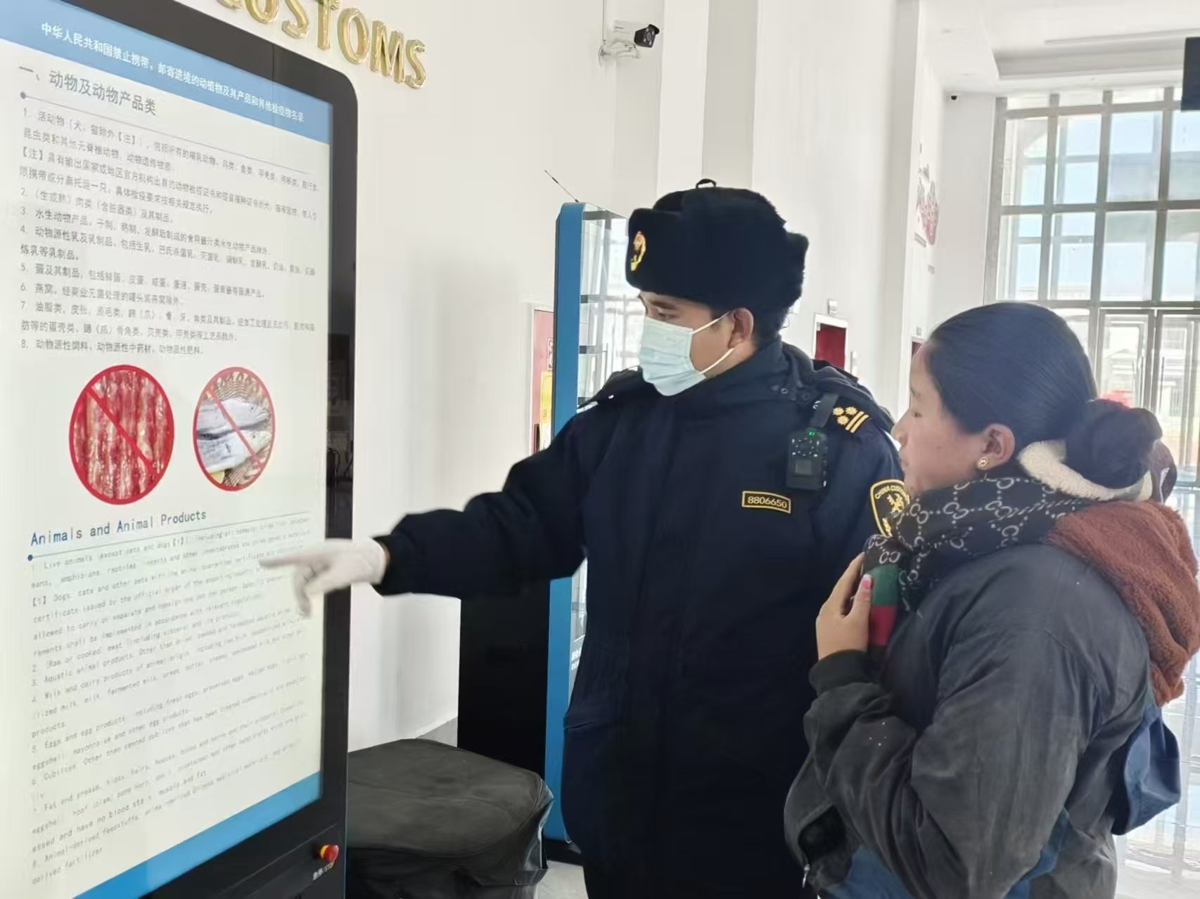 海關(guān)關(guān)員對入境邊民進(jìn)行禁止攜帶、郵寄進(jìn)境動植物及其產(chǎn)品解讀。次旺久美攝