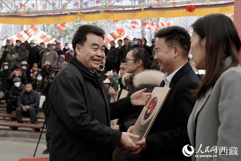 西藏自治區(qū)黨委常委、宣傳部部長汪海洲為聯(lián)盟單位代表授牌。人民網(wǎng)記者 次仁羅布攝