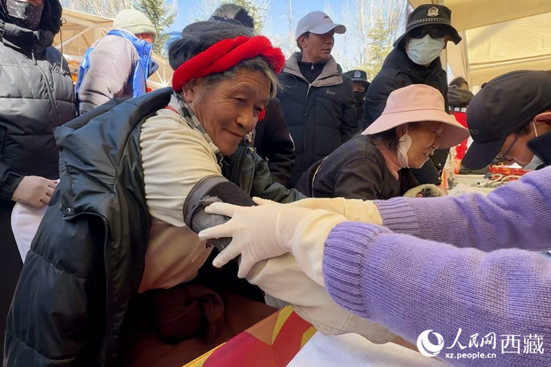 健康義診。人民網(wǎng)記者 次仁羅布攝