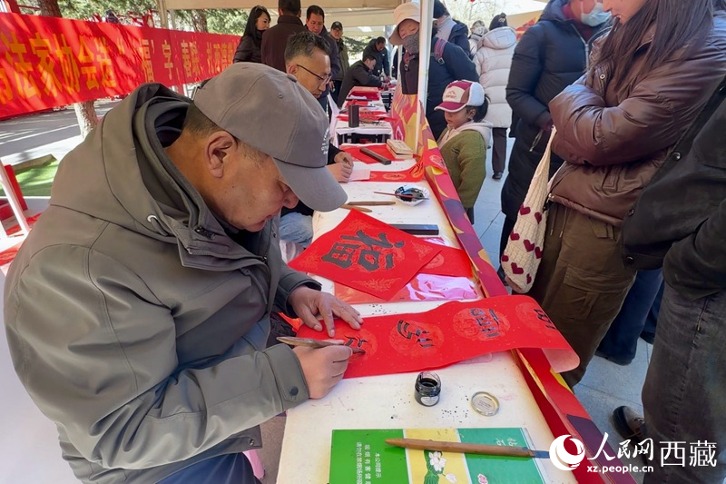 “新生活 新風尚 新年畫”年畫展和書法展。人民網(wǎng)記者 次仁羅布攝