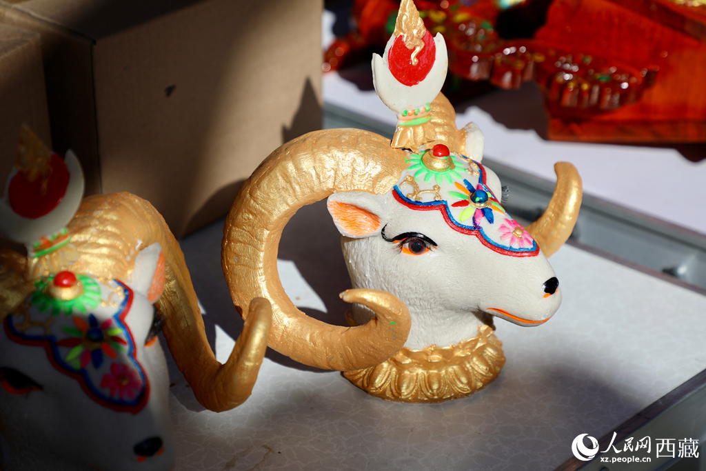 年貨市場(chǎng)上的隆果。（隆果是羊頭的意思，也是新年的諧音，祈盼五谷豐登，六畜興旺。）