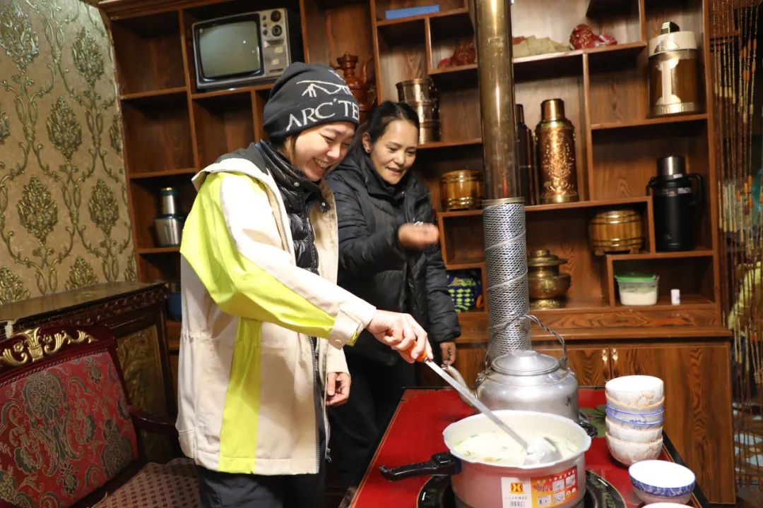 游客體驗制作“古突”。巴桑卓嘎攝