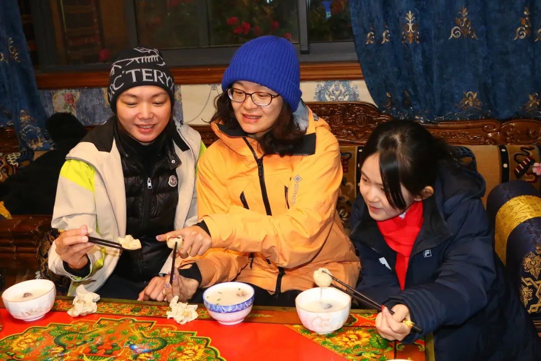 品嘗“古突”。巴桑卓嘎攝