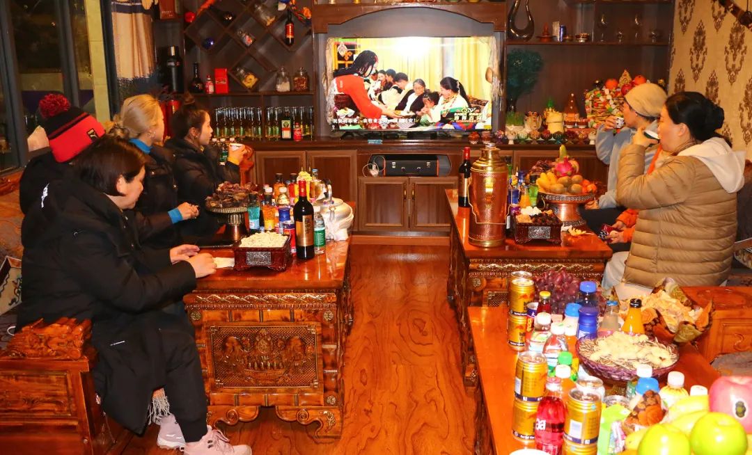 游客在居民家中，一同看藏晚，歡慶藏歷新年。巴桑卓嘎攝