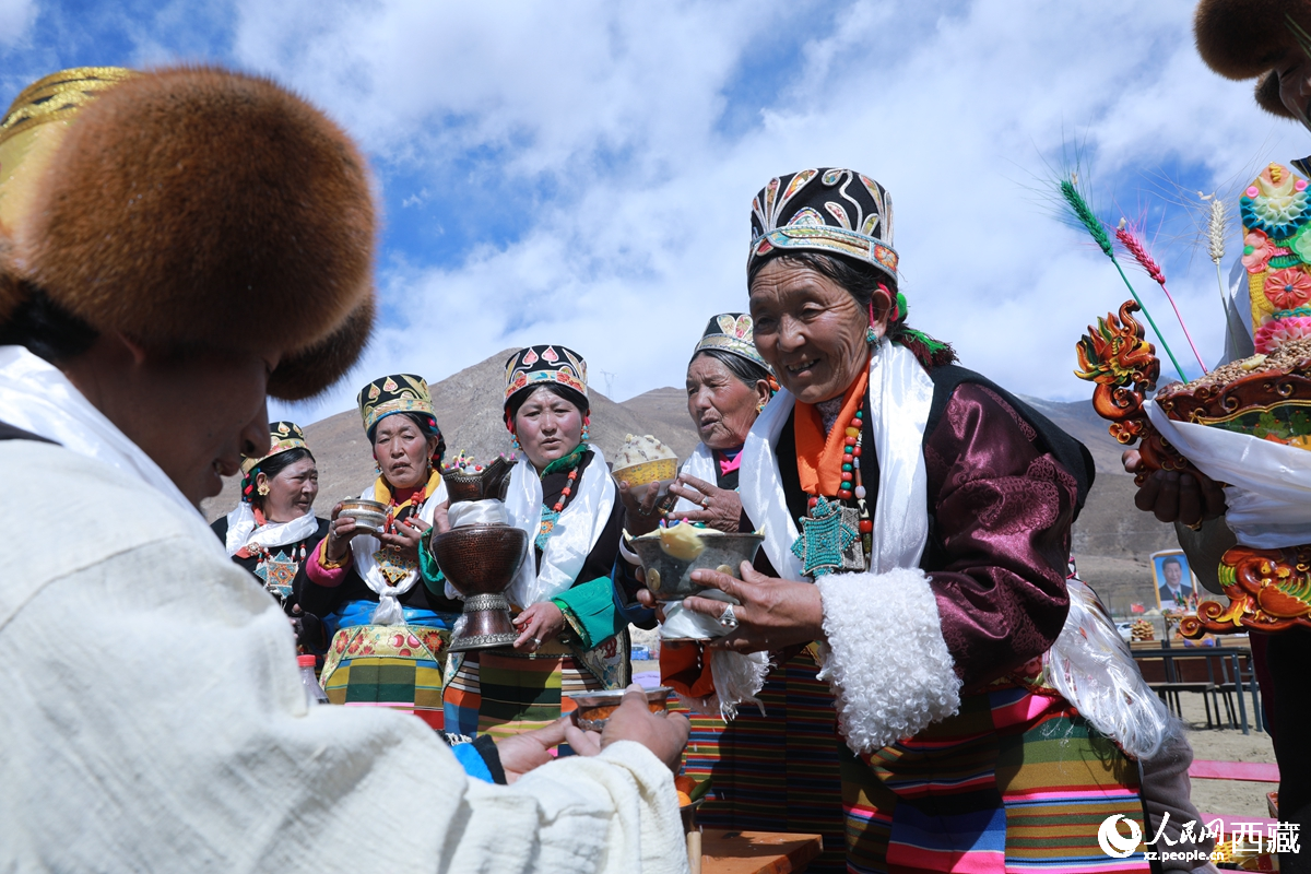 拉薩市墨竹工卡縣工卡鎮(zhèn)拉龍村村民在春耕儀式上敬獻(xiàn)青稞酒。