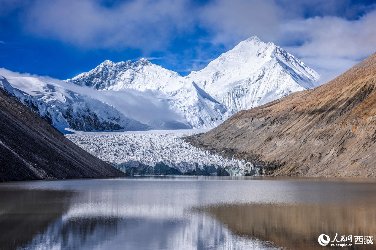 珠峰冰川位于日喀則市定日縣。